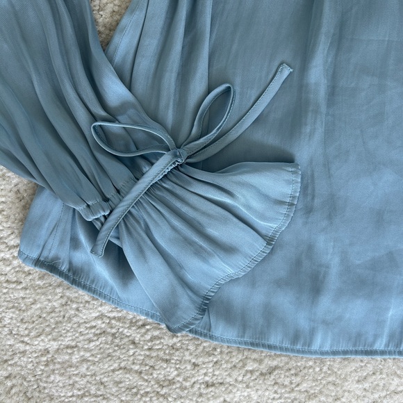 ⚡️PAIGE LUXE MATTE SATIN BLOUSE⚡️SIZE MEDIUM - Picture 5 of 9